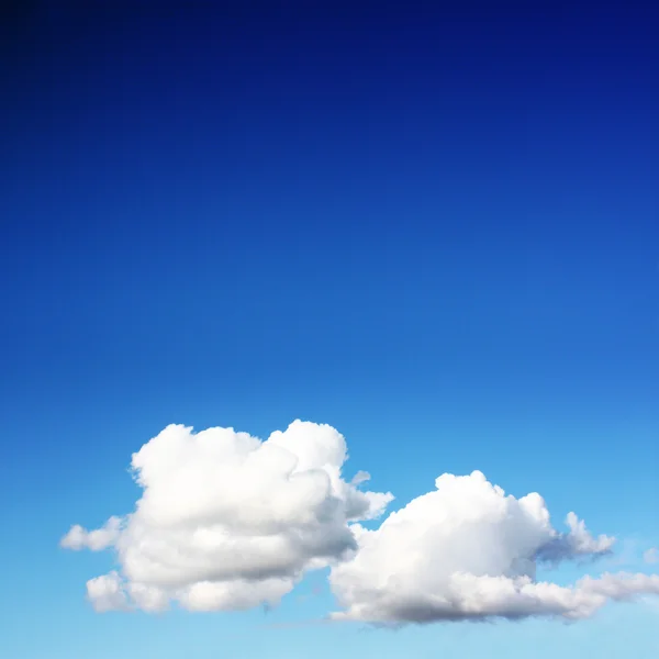 Üzerinde mavi gökyüzü güzel bulutlar — Stok fotoğraf