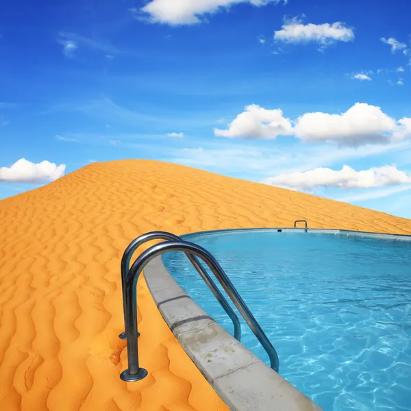 Pool in the desert — Stock Photo, Image
