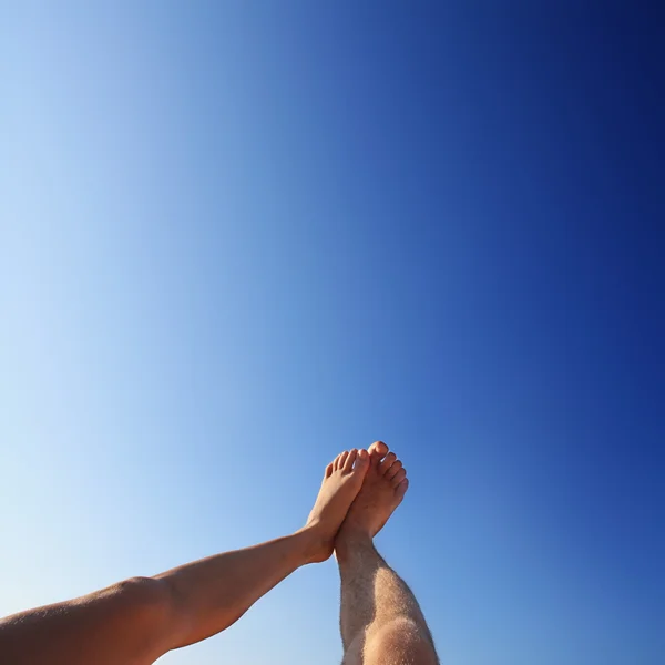 Beautiful feet of man and woman in the summer — Stock Photo, Image