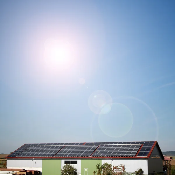 Solární elektrárny v domě během slunečného počasí — Stock fotografie