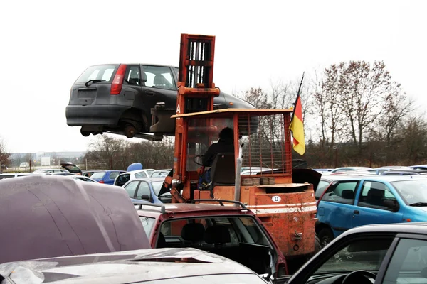 Vysokozdvižný vozík, aby auto odpadu — Stock fotografie