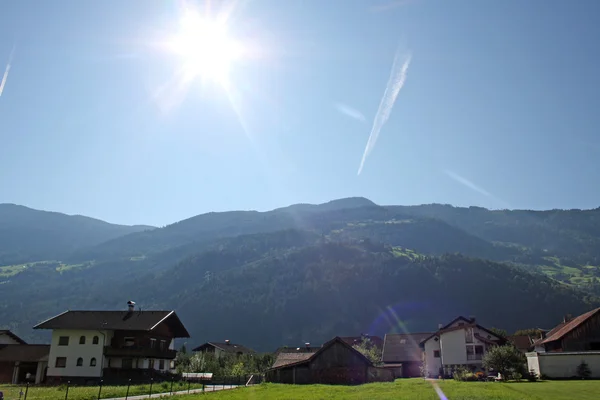 Klein dorp in de Alpen — Stockfoto