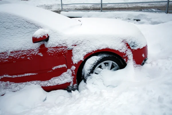 Araba karla kaplı. — Stok fotoğraf
