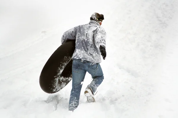 Man in de bergen in de sneeuw — Stockfoto