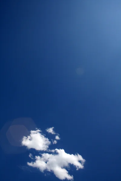 Niektóre chmury na niebie — Zdjęcie stockowe