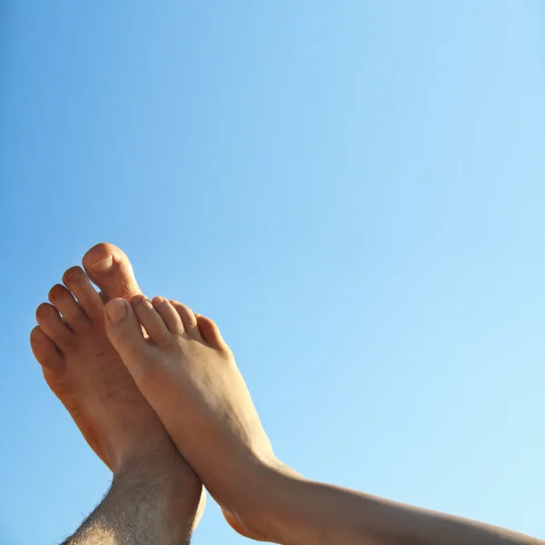 Чоловічі та жіночі ноги на красивому літньому тлі — стокове фото