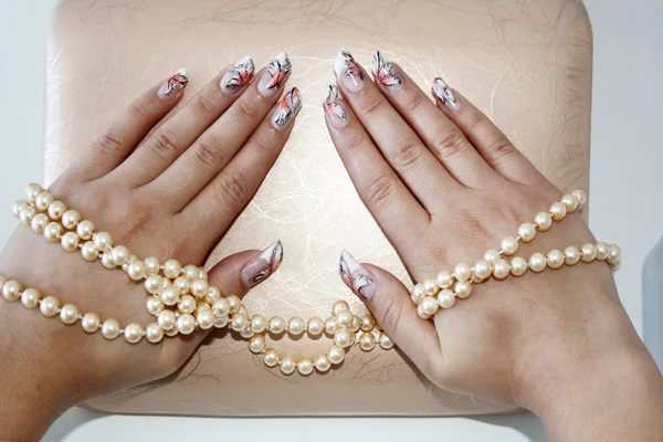 Ženské ruce s manikúrou — Stock fotografie