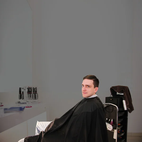 Человек в парикмахерской — стоковое фото