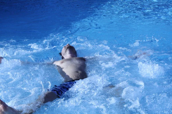 Kropp i kallt vatten — Stockfoto