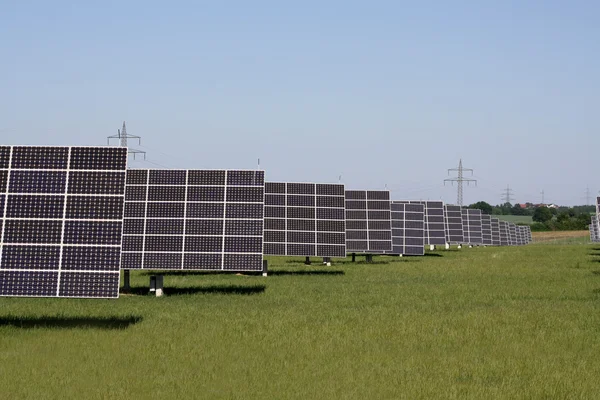 在行中的太阳能发电厂 — 图库照片