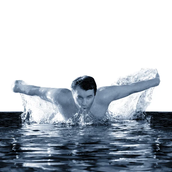 Человек плавает, используя бабочку в бассейне — стоковое фото