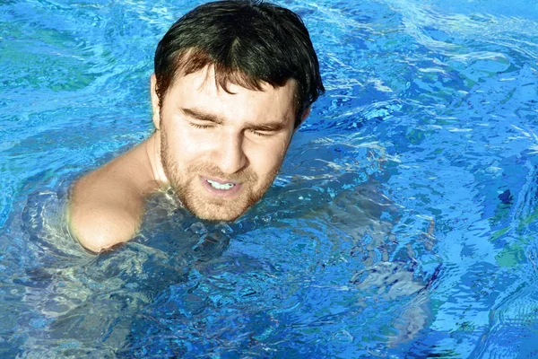 Mladý muž v bazénu — Stock fotografie