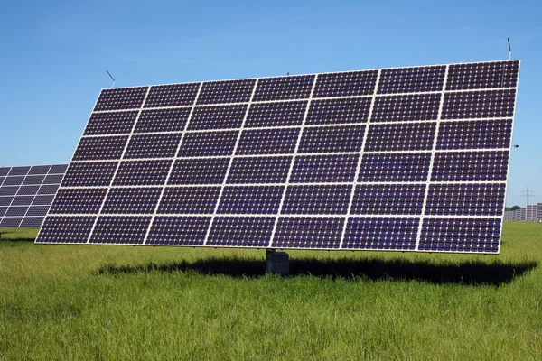 緑の草原に太陽光発電システム — ストック写真