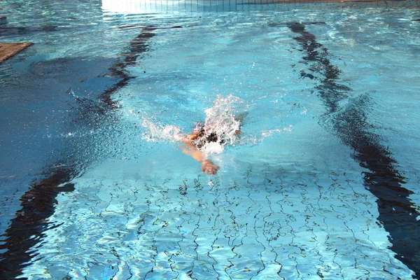 Adam su altında yüzmek — Stok fotoğraf