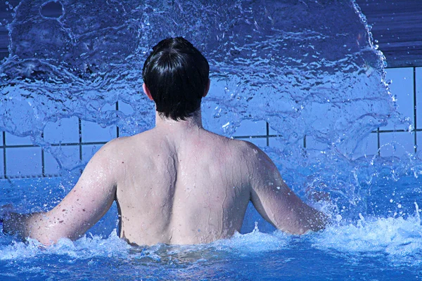 Uomo in piscina — Foto Stock