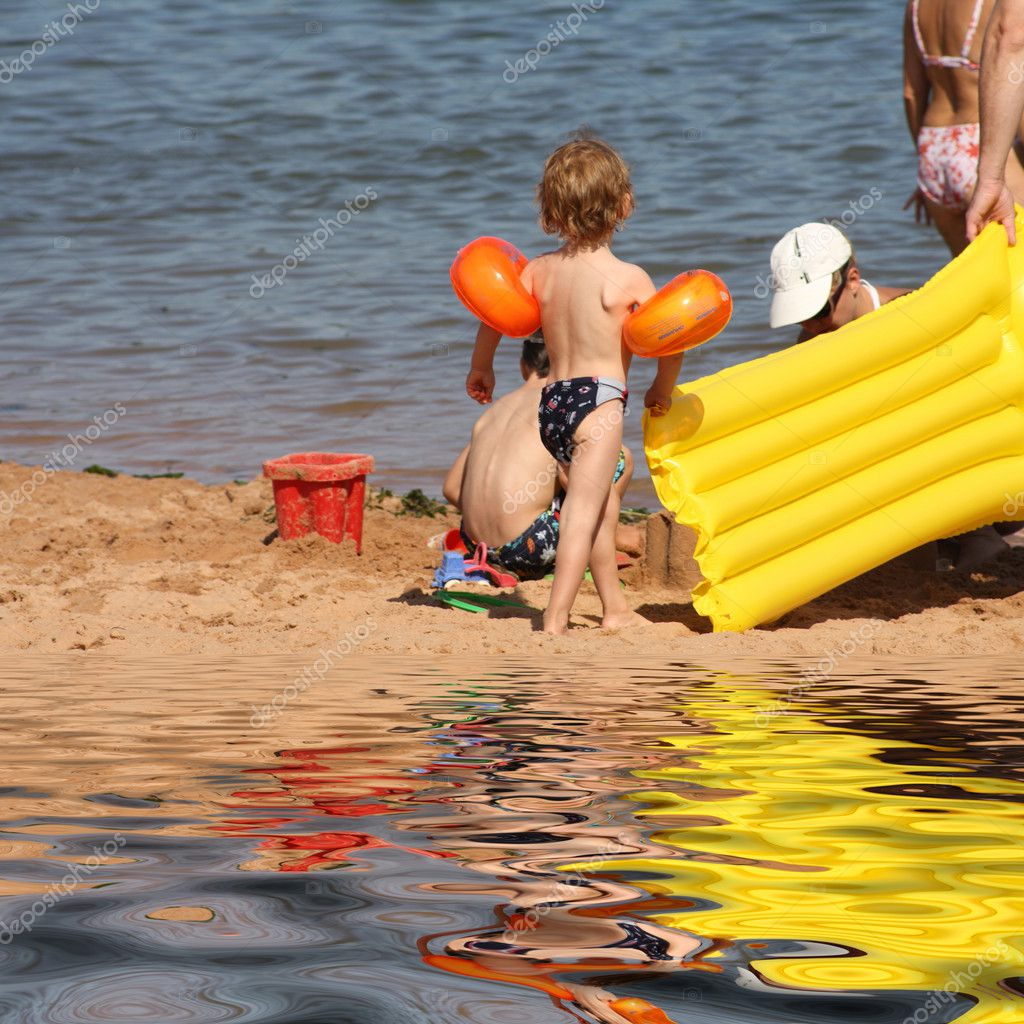 mother-with-child-on-beach-stock-photo-photochecker-11261133