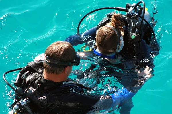 Naučte se potápět v moři s učitelem — Stock fotografie