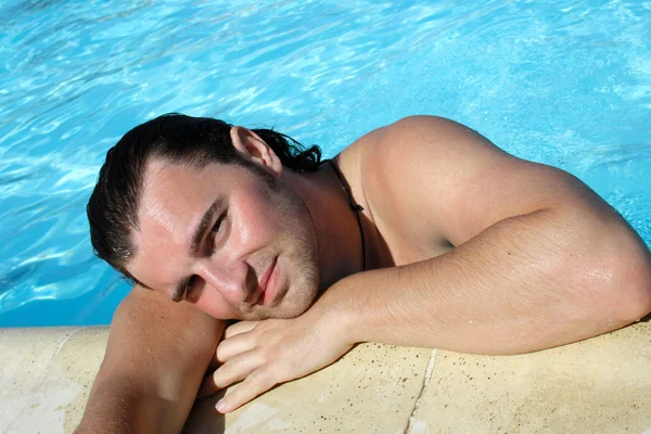 Sexy man in zwembad — Stockfoto