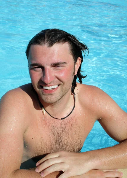Mężczyzna pozowanie w basenie — Zdjęcie stockowe