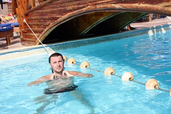 No verão na piscina fria — Fotografia de Stock