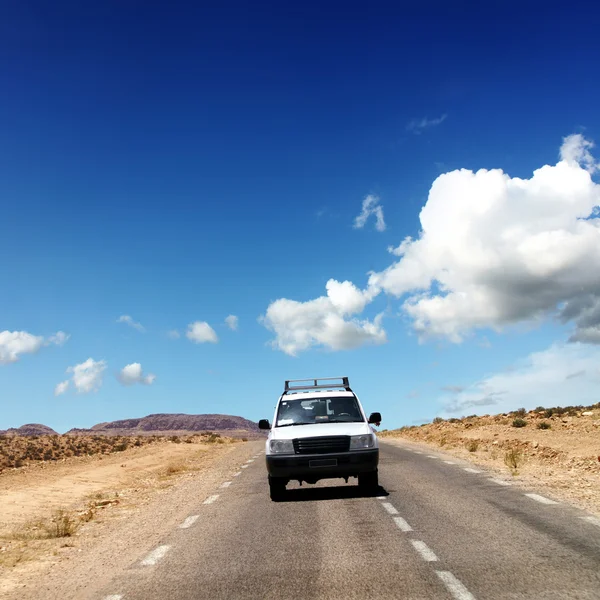 Sahra Çölü ile jeep — Stok fotoğraf