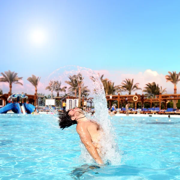 Ha roligt i poolen på sommaren — Stockfoto