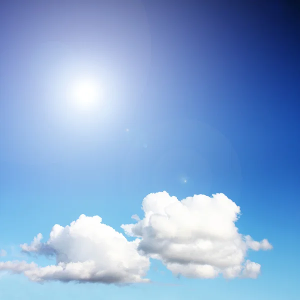 Солнце и голубое небо — стоковое фото