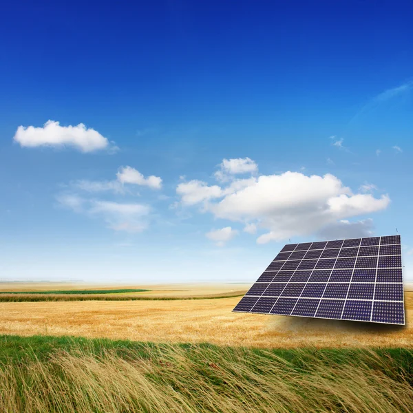 Солнечная панель на поле — стоковое фото