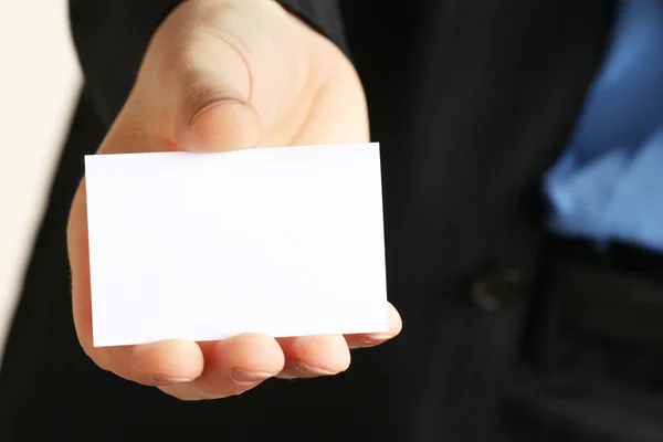 ビジネスの男性によって提示されたカード — ストック写真