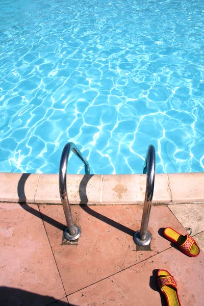 Chinelos perto da piscina — Fotografia de Stock