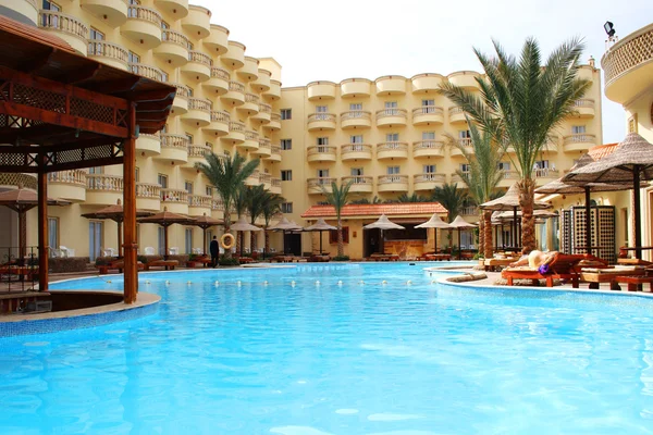 Hotel met zwembad — Stockfoto