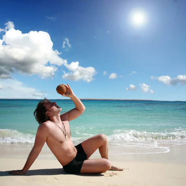 Uomo sull'isola con noce di cocco — Foto Stock