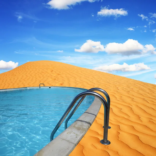 Мечта построить бассейн в пустыне — стоковое фото
