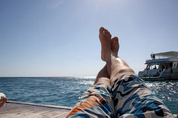 Člověk relaxuje na otevřeném moři — Stock fotografie