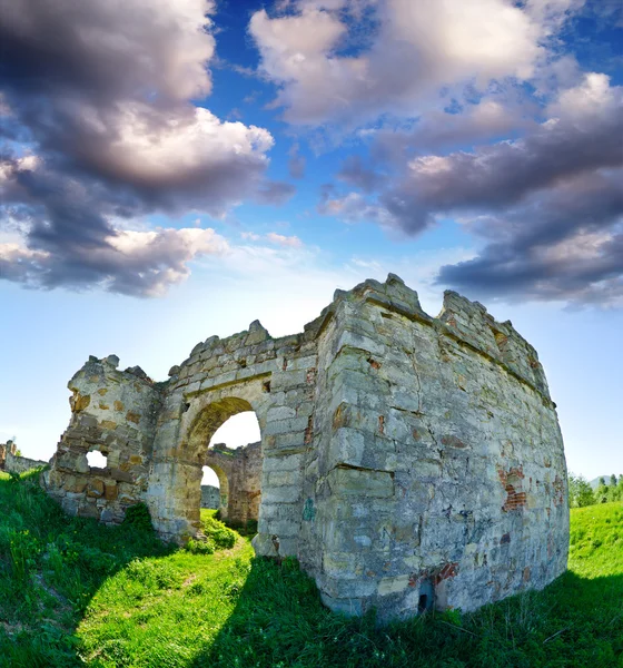 Zřícenina hradu opuštěné pnivsky na Ukrajině — Stock fotografie