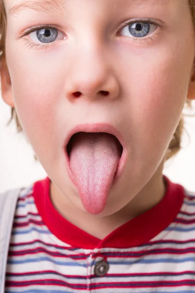 Niño pequeño muestra la lengua — Foto de Stock