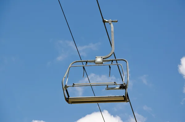 Bir boş sandalye teleferik ile mavi gök — Stok fotoğraf
