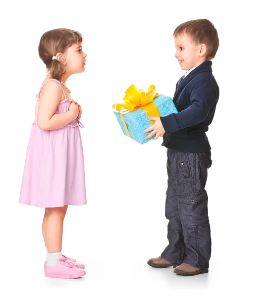 Petit garçon donnant une boîte cadeau à sa petite amie — Photo