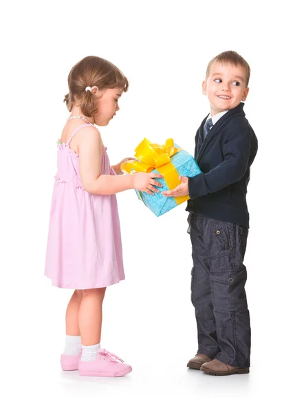 Kleiner Junge schenkt ihrer Freundin eine Geschenkbox — Stockfoto