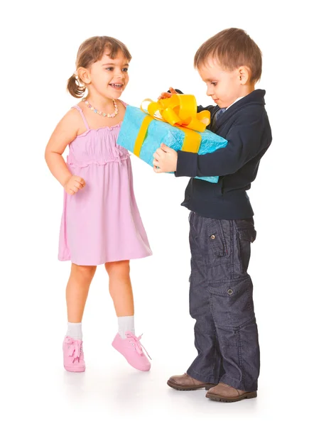 Pequeño niño dando una caja de regalo a su novia — Foto de Stock