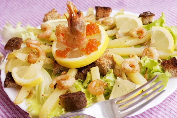 Creatieve frisse salade van schaal-en schelpdieren — Stockfoto