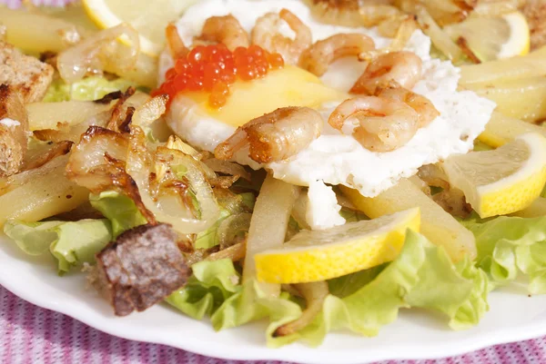 Kreativer frischer Salat aus Meeresfrüchten und Spiegeleiern — Stockfoto
