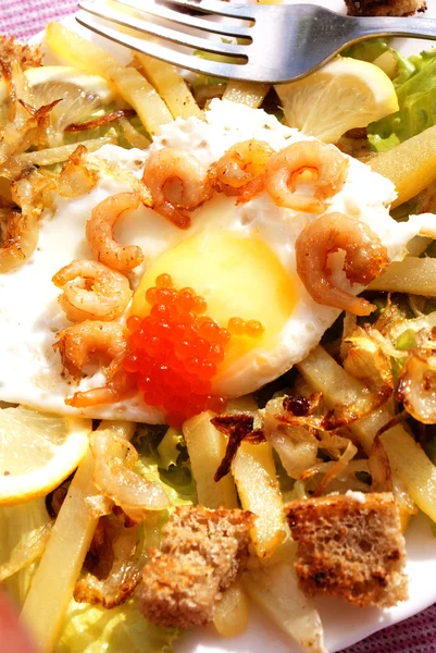 Δημιουργική φρέσκια σαλάτα από θαλασσινά και τηγανητά αυγά — Φωτογραφία Αρχείου