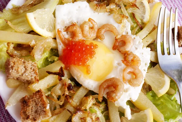 Creative fresh salad from seafood and fried eggs — Stock Photo, Image