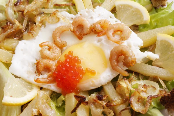Salad segar kreatif dari makanan laut dan telur goreng — Stok Foto