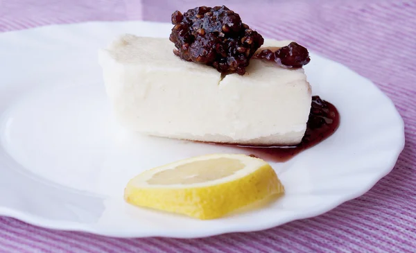 Dessert caseario con marmellata di frutta dolce — Foto Stock