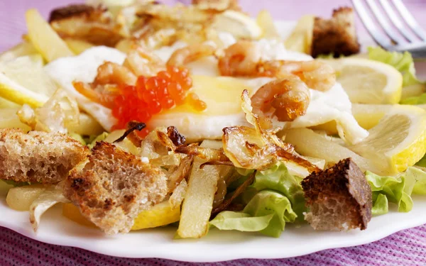 海鮮食材から創造的なサラダ — ストック写真