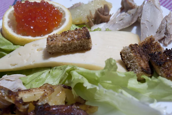Kreativa sallad från färska skaldjur och kött av en höna — Stockfoto