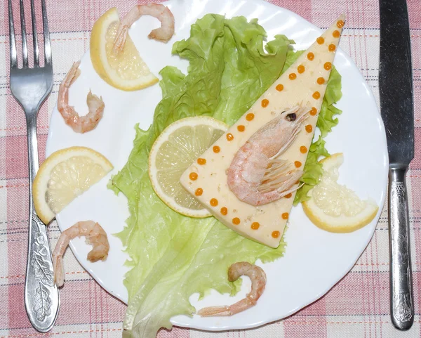 Salad kreatif dari makanan laut dan keju segar dengan daun selada — Stok Foto
