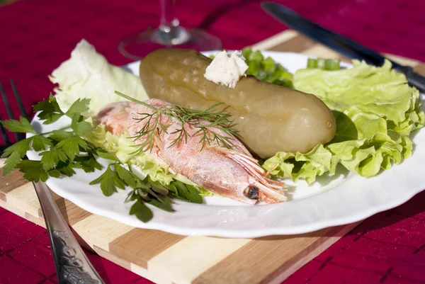 Lätt mellanmål från skaldjur och en marinerad gurka — Stockfoto